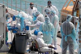 Mediziner in Miami Beach: Kranke Besatzungsmitglieder eines Kreuzfahrtschiffs werden untersucht.