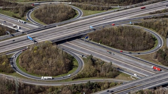 Ein Verkehrsknotenpunkt bei Frankfurt am Main. Ein Verkehrsknotenpunkt bei Frankfurt am Main.