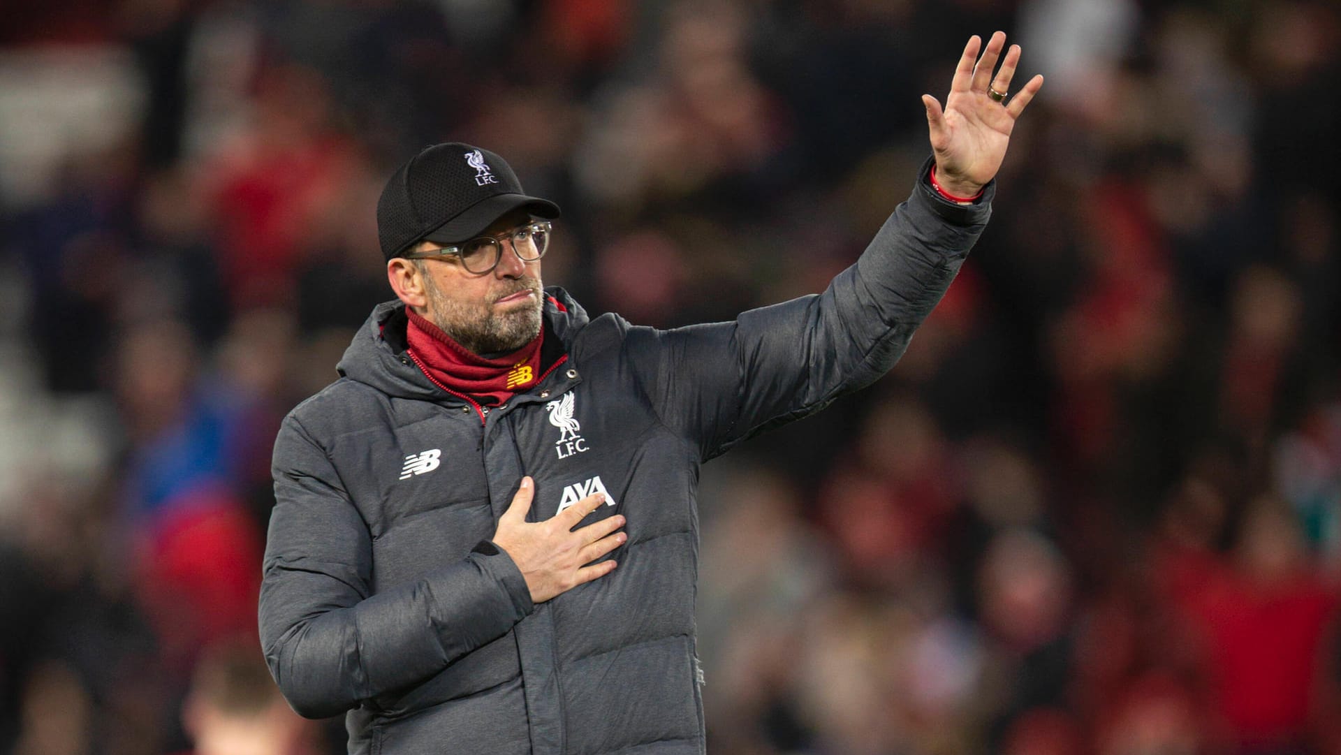 Dankt denjenigen, die momentan viele Menschenleben retten: Liverpool-Coach Jürgen Klopp. Dankt denjenigen, die momentan viele Menschenleben retten: Liverpool-Coach Jürgen Klopp.