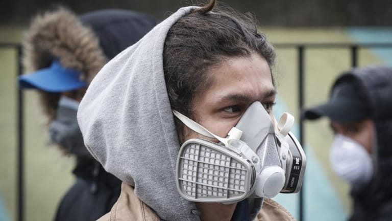 Ein Mann mit einer Atemschutzmaske auf dem Covid-19-Testgelände im Elmhurst Hospital Center New York.