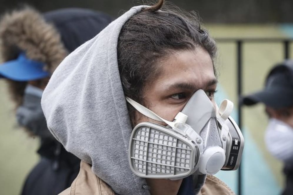 Ein Mann mit einer Atemschutzmaske auf dem Covid-19-Testgelände im Elmhurst Hospital Center New York.