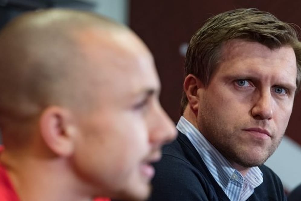 Markus Krösche (r) ist der Sportdirektor von RB Leipzig.