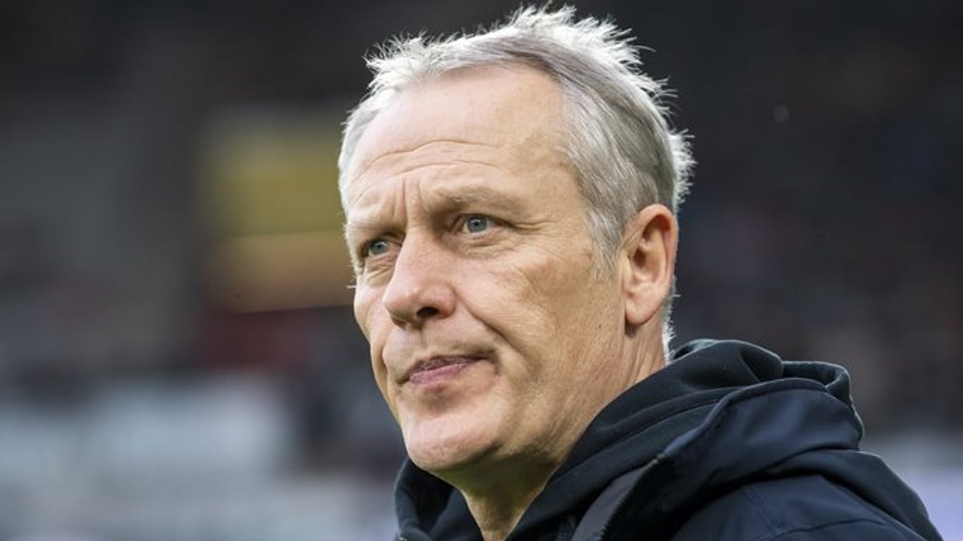 Freiburgs Coach Christian Streich leistet in der Krise seinen Beitrag.