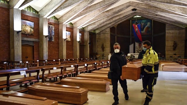In der Kirche San Giuseppe in Seriate, einem der am schlimmsten vom Coronavirus betroffenen Gebiete in Italien, steht ein Sarg neben dem anderen. In der Kirche San Giuseppe in Seriate, einem der am schlimmsten vom Coronavirus betroffenen Gebiete in Italien, steht ein Sarg neben dem anderen.