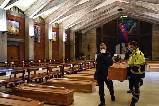 In der Kirche San Giuseppe in Seriate, einem der am schlimmsten vom Coronavirus betroffenen Gebiete in Italien, steht ein Sarg neben dem anderen.