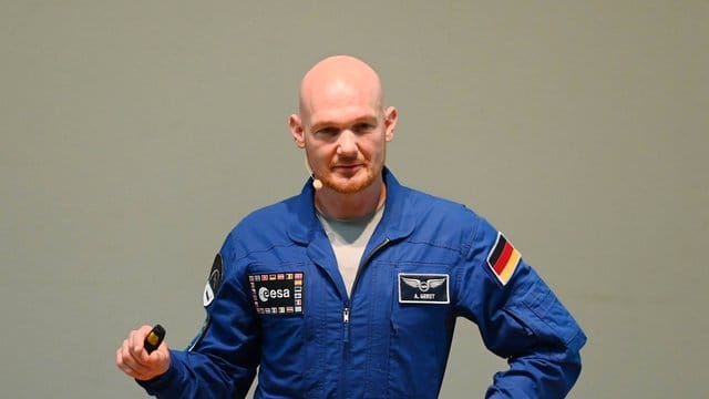 Astronaut Alexander Gerst betont, es gebe durchaus ein sehr wirkungsvolles Mittel, Corona einzudämmen: zu Hause zu bleiben. Astronaut Alexander Gerst betont, es gebe durchaus ein sehr wirkungsvolles Mittel, Corona einzudämmen: zu Hause zu bleiben.