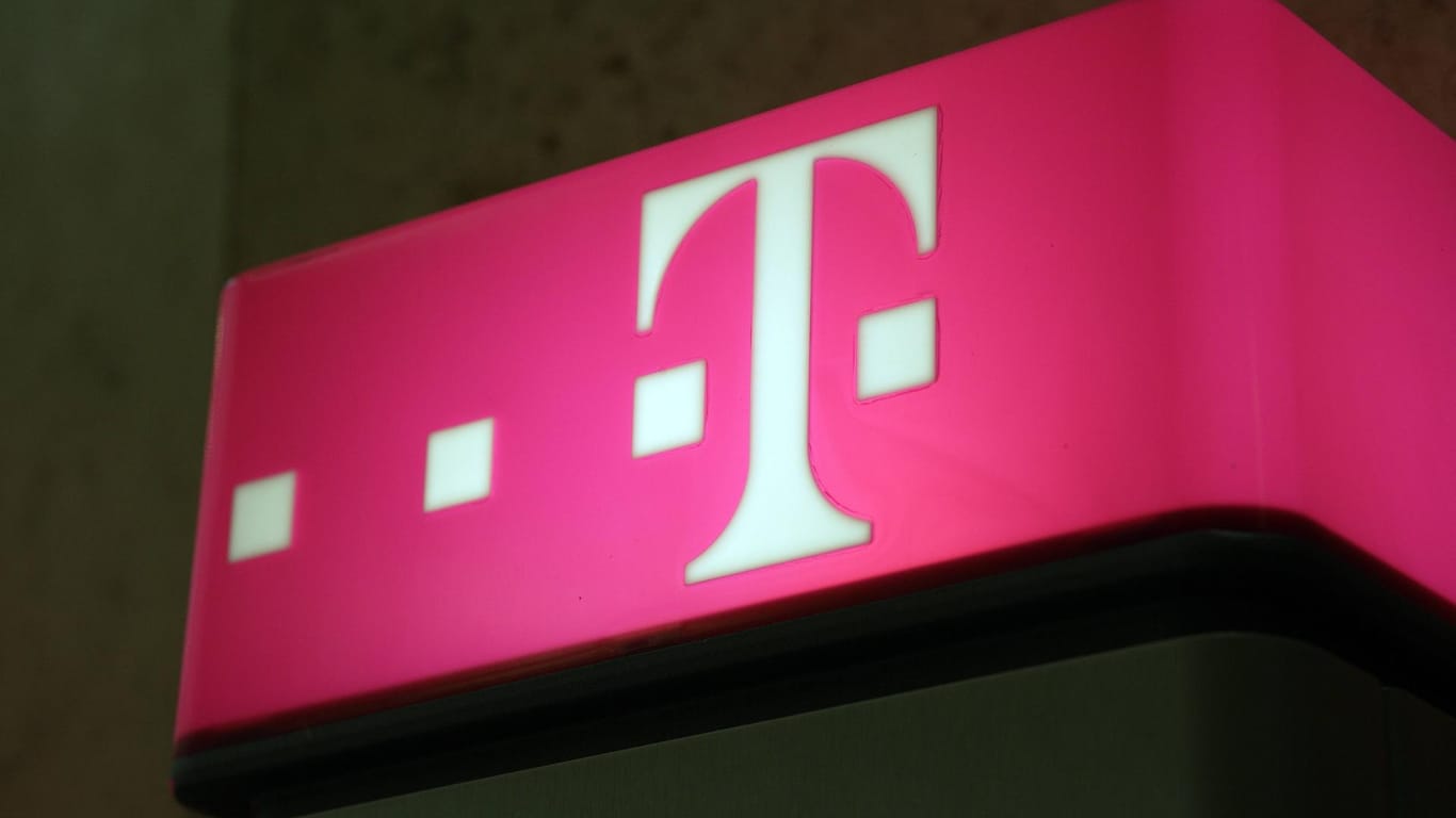 Das Telekom-Logo an einer Telefonzelle (Symbolbild): Der Zeitansagen-Dienst der Telekom wird immer noch hunderte Male am Tag angerufen.