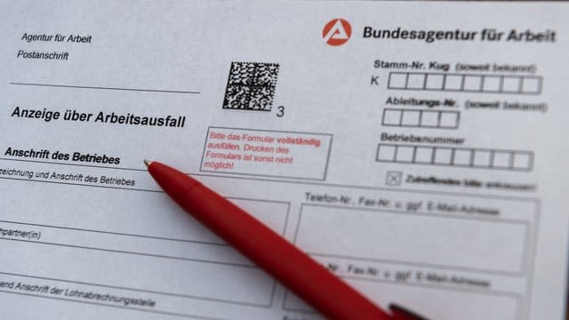 Firmen können Kurzarbeitergeld beantragen, wenn ein bestimmter Anteil ihrer Beschäftigten vom Arbeitsausfall betroffen ist.