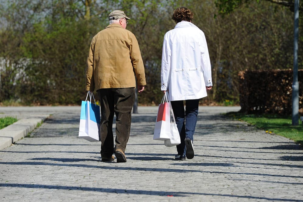 Ein Rentner-Ehepaar auf dem Rückweg vom Einkauf: Geht es nach der Rentenkommission bleibt es beim Renteneintrittsalter von 67 Jahren.