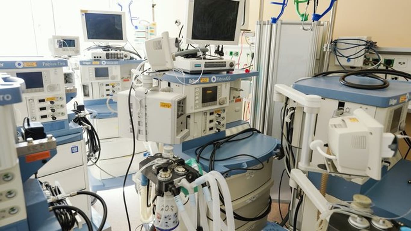 Beatmungsgeräte auf der Intensivstation des Universitätsklinikums.