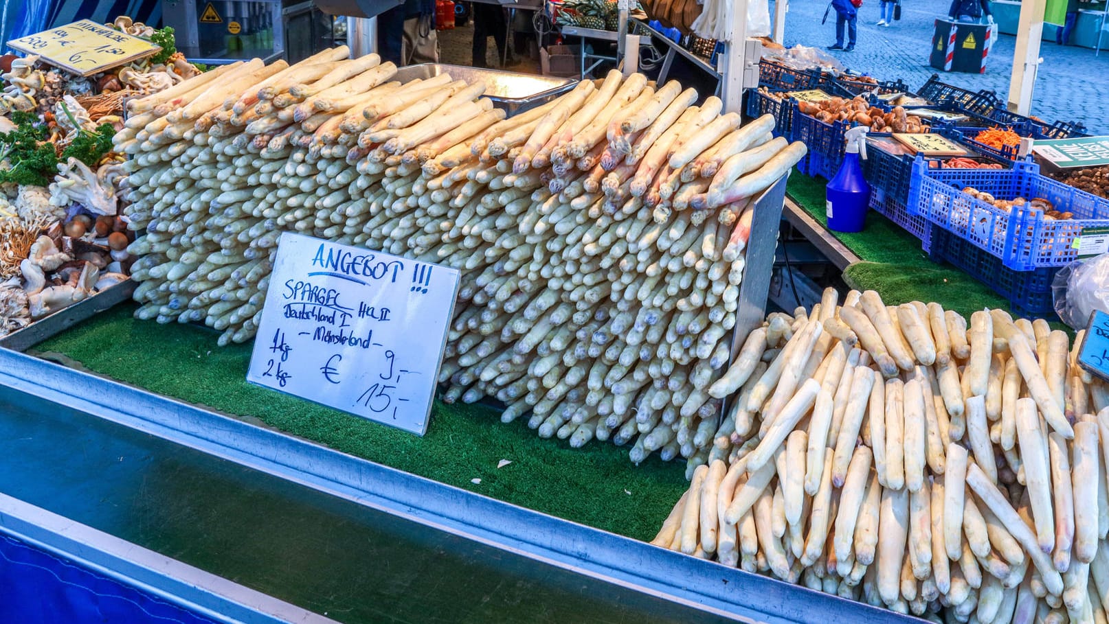 Spargelverkauf auf einem Wochenmarkt: Tausende Saisonarbeiter kommen nicht mehr ins Land – wird dadurch der Spargel teurer?