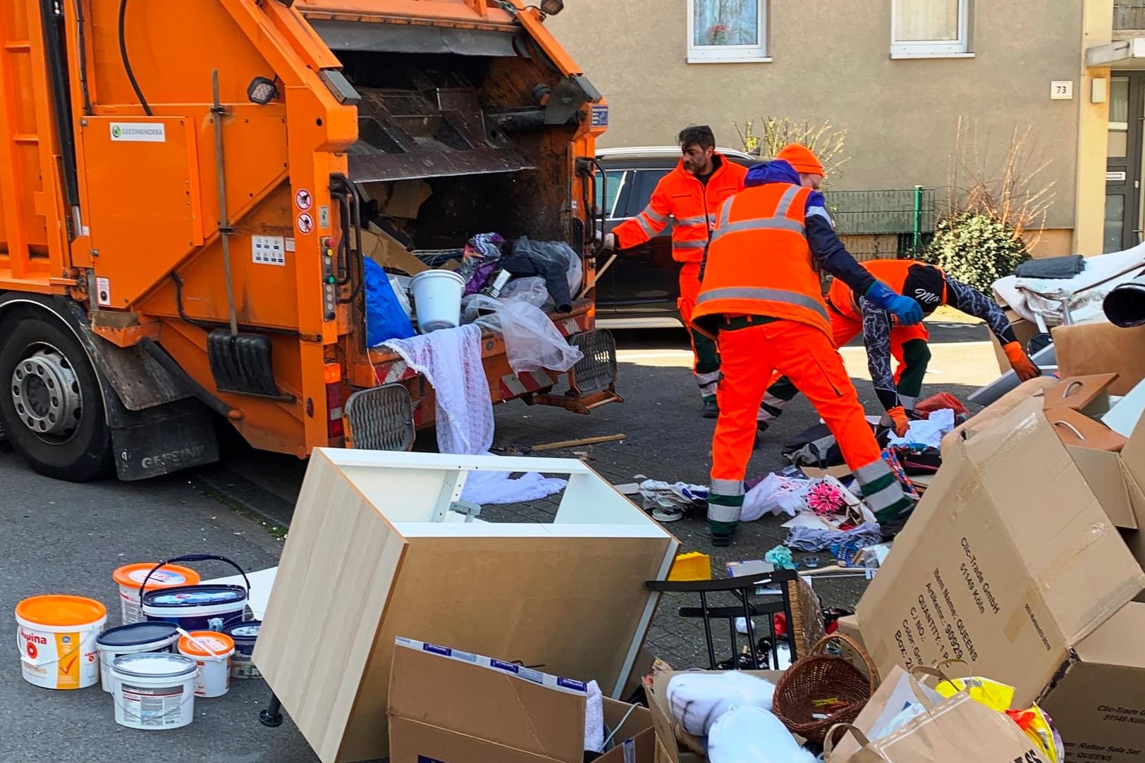 Mitarbeiter der AWG transportieren Sperrmüll ab: Die Straßen in Wuppertal werden momentan vermehrt mit Sperrmüll zugestellt.