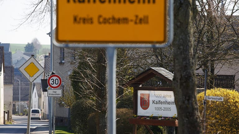 Kaifenheims Ortsdurchfahrt: Mit einer Fülle von Infizierten und Kontaktpersonen in Quarantäne wurde es sehr ruhig im Eifelort.