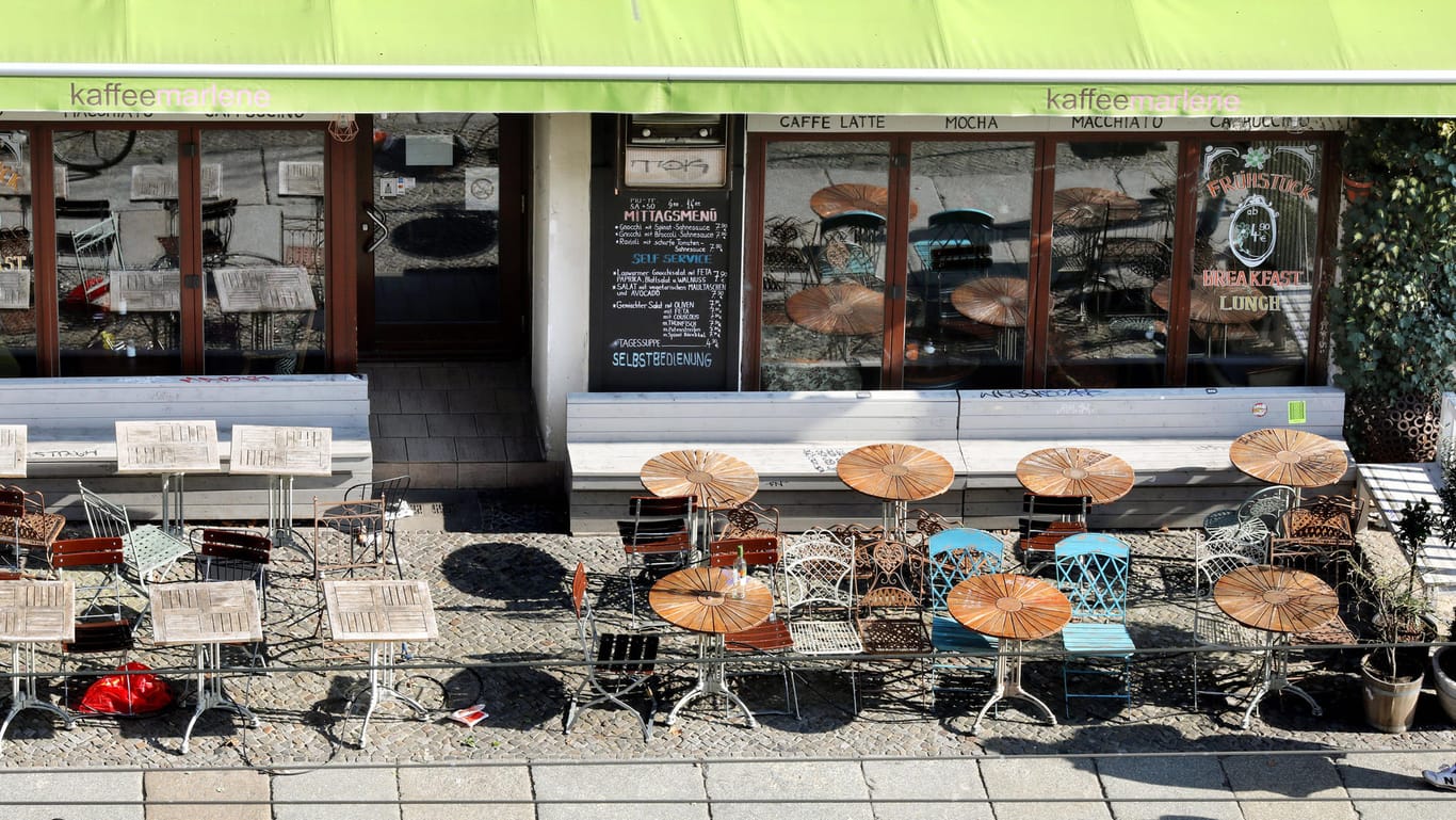 Ein leeres Straßencafé im Prenzlauer Berg: Einige Cafes und Restaurants bieten Gutscheine zum Kauf an, die man nach dem Ausnahmezustand einlösen kann.