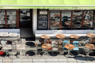 Ein leeres Straßencafé im Prenzlauer Berg: Einige Cafes und Restaurants bieten Gutscheine zum Kauf an, die man nach dem Ausnahmezustand einlösen kann.