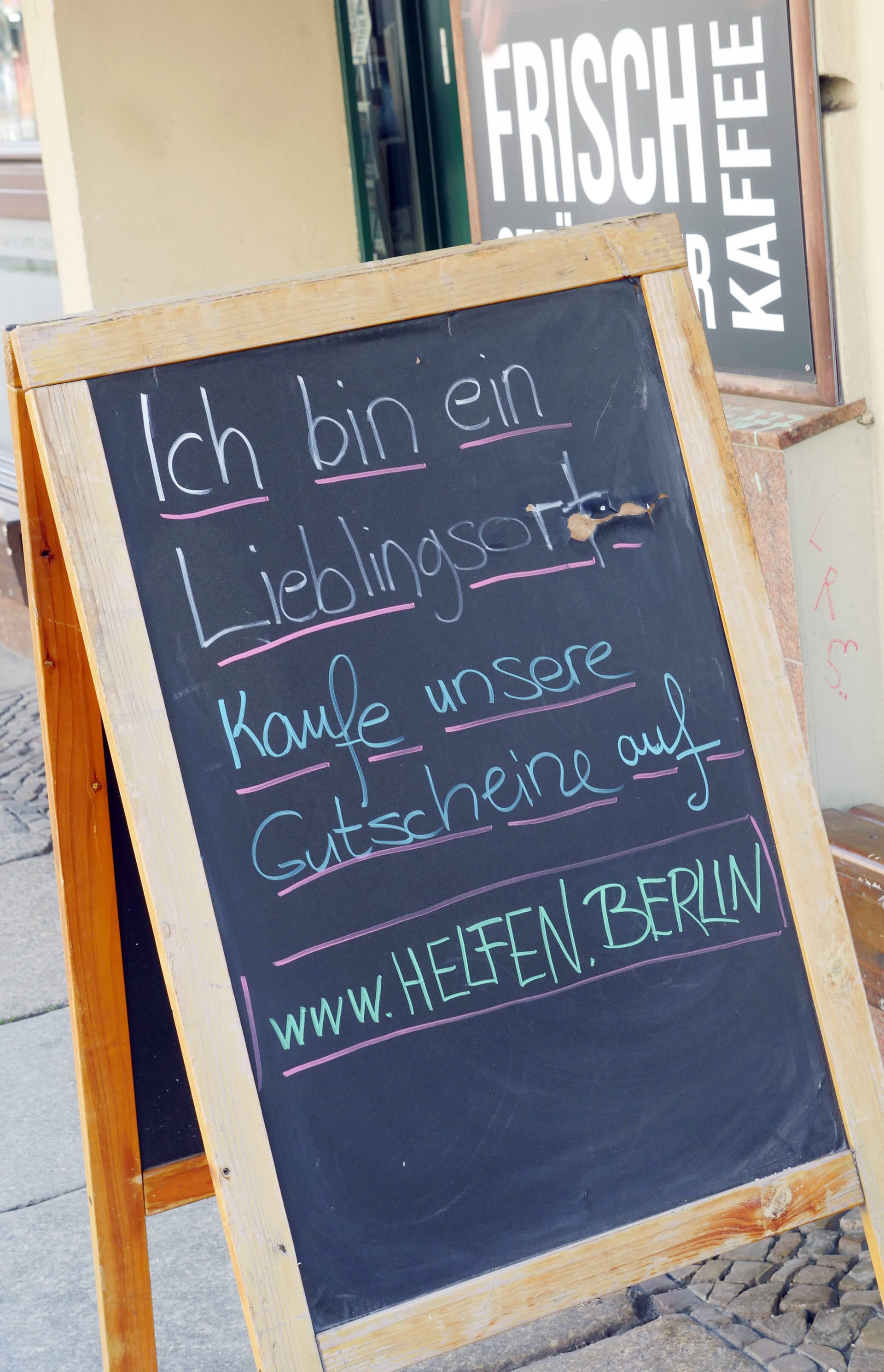 Ein Aufsteller vor einem Café: Auf www.helfen.berlin können Gutscheine gekauft werden, die nach der Corona-Krise eingelöst werden können.