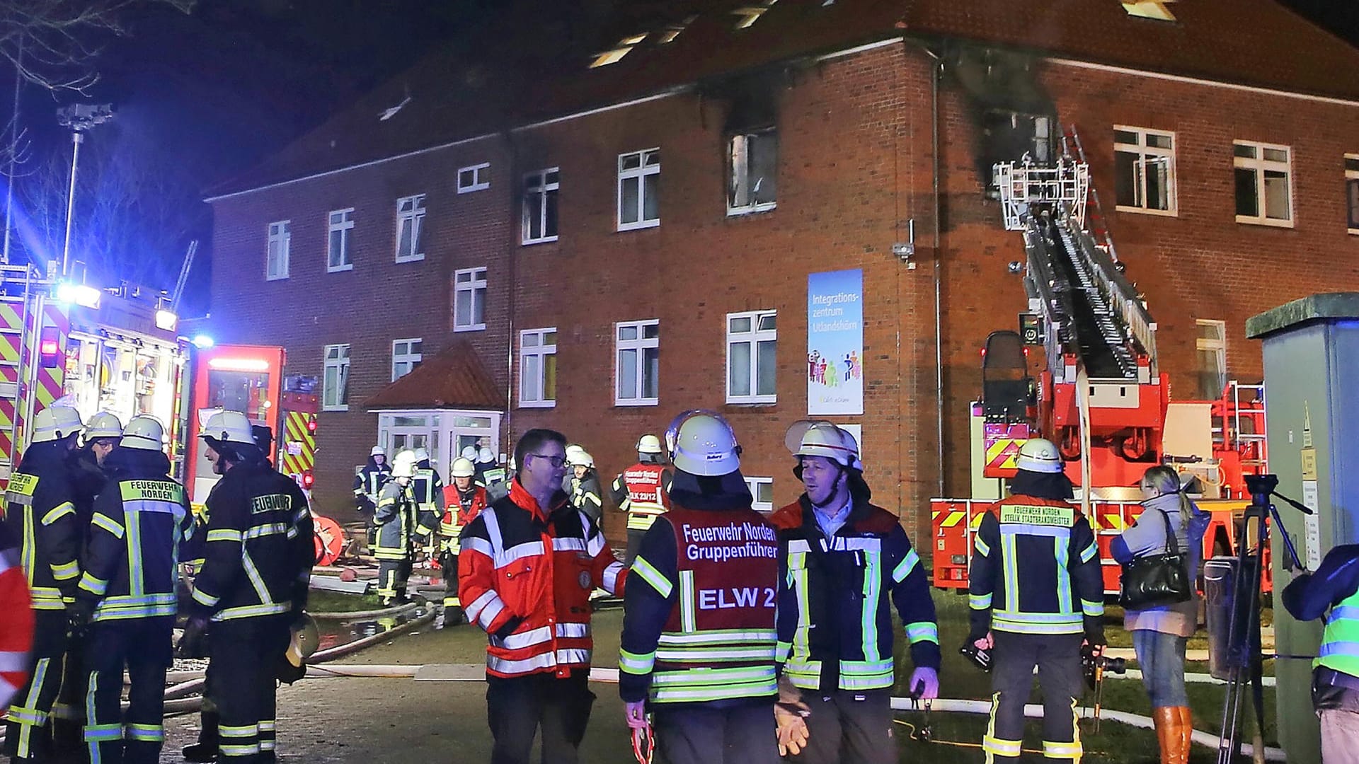 Brand in einer Asylunterkunft in Niedersachsen: Im Dezember 2019 werden dabei fünf Menschen verletzt. Brand in einer Asylunterkunft in Niedersachsen: Im Dezember 2019 werden dabei fünf Menschen verletzt.