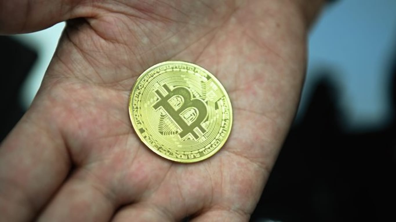 Eine nachgemachte Münze mit dem Logo der Digitalwährung Bitcoin.