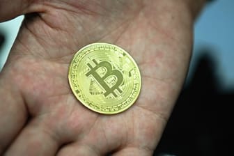 Eine nachgemachte Münze mit dem Logo der Digitalwährung Bitcoin.