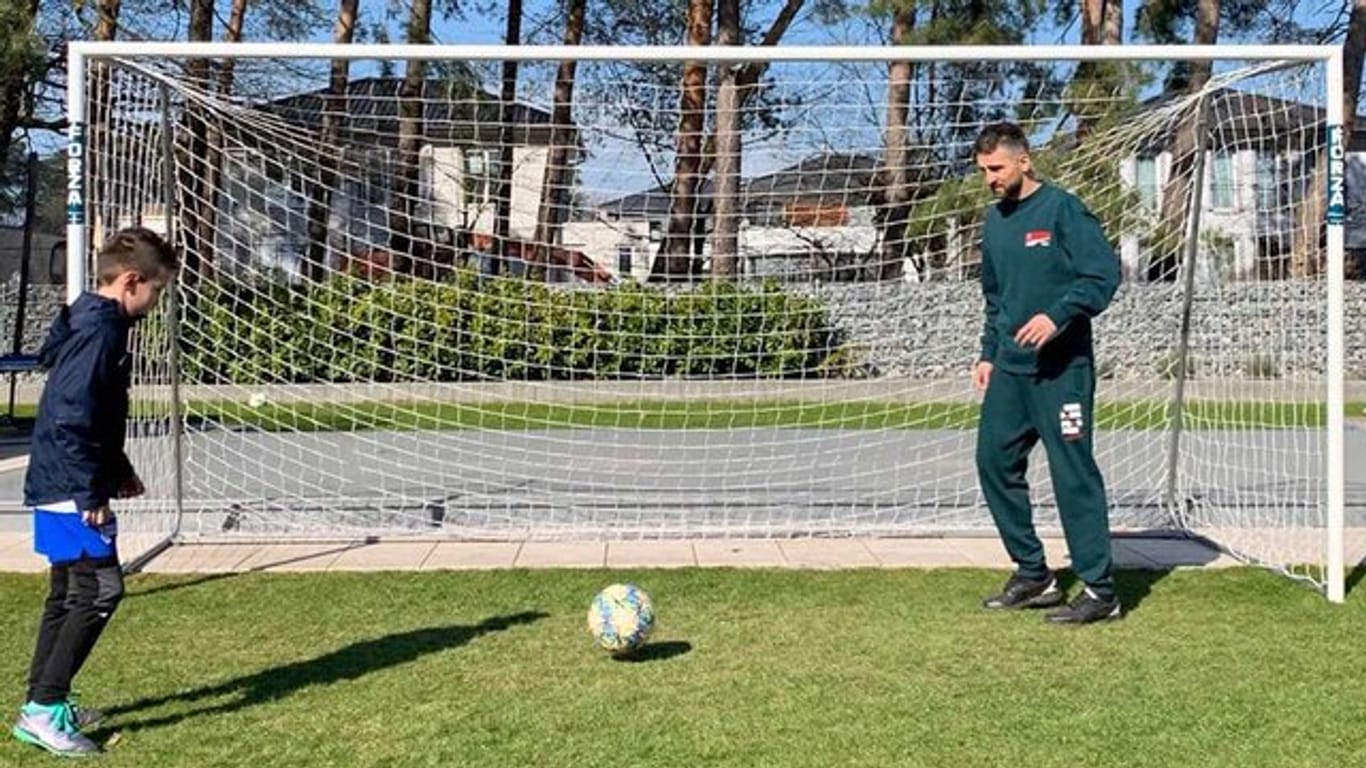 Unter Quarantäne: Hertha-Kapitän Vedad Ibisevic und sein Sohn Ismail beim Kick im Garten.