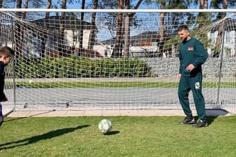 Unter Quarantäne: Hertha-Kapitän Vedad Ibisevic und sein Sohn Ismail beim Kick im Garten.
