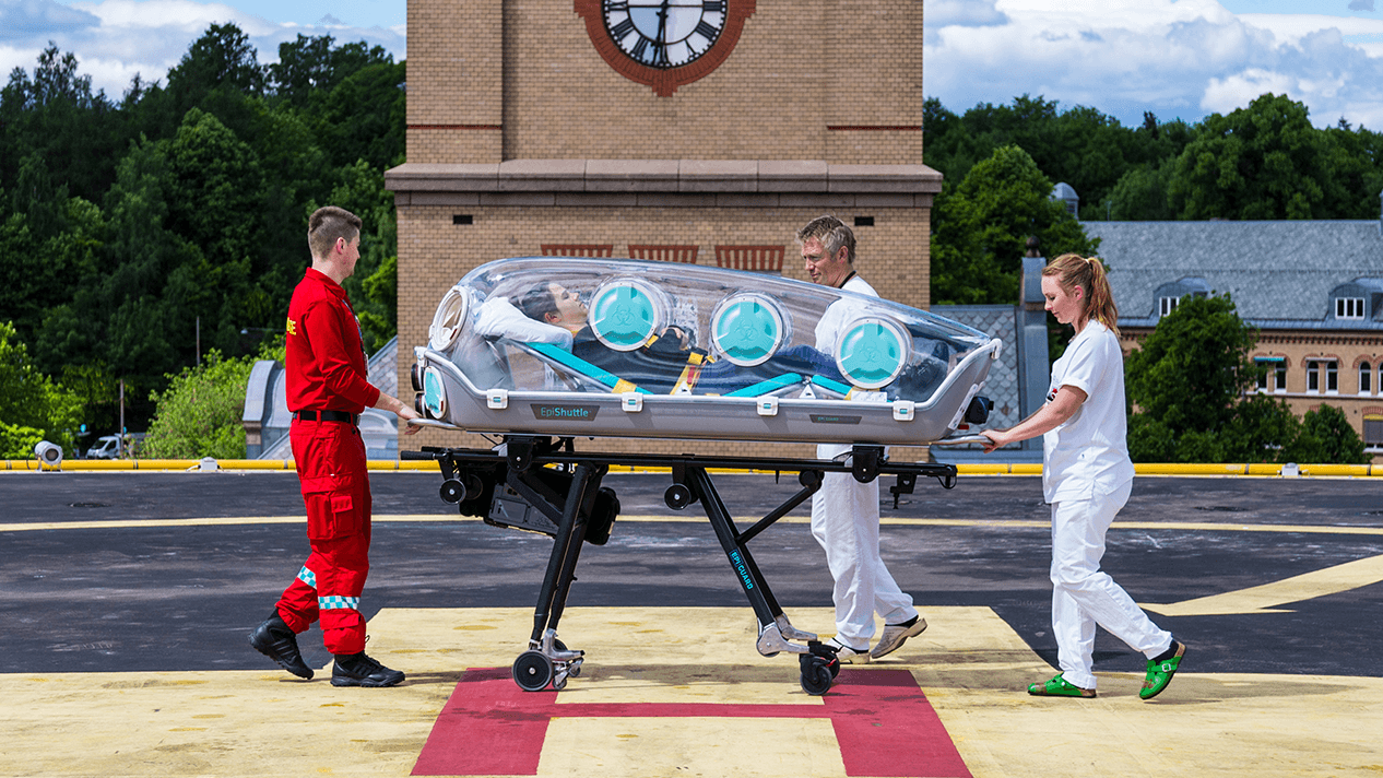 Epi Shuttle: Die DRF Luftrettung hat die neuen Isolationstragen entwickelt, um Patienten und Crew zu schützen.