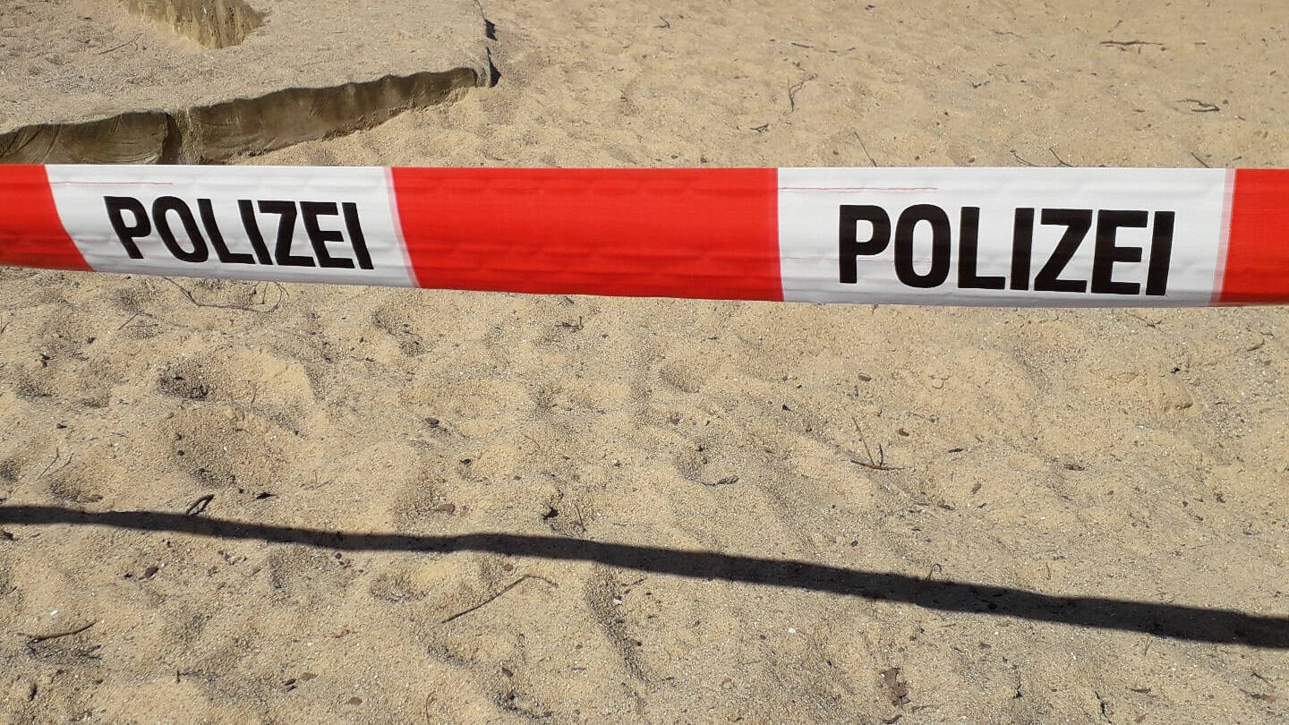 Absperrband der Polizei rund um einen Spielplatz: Die Polizei will verstärkt die Einhaltung der Coronavirus-Schutzvorgaben kontrollieren.