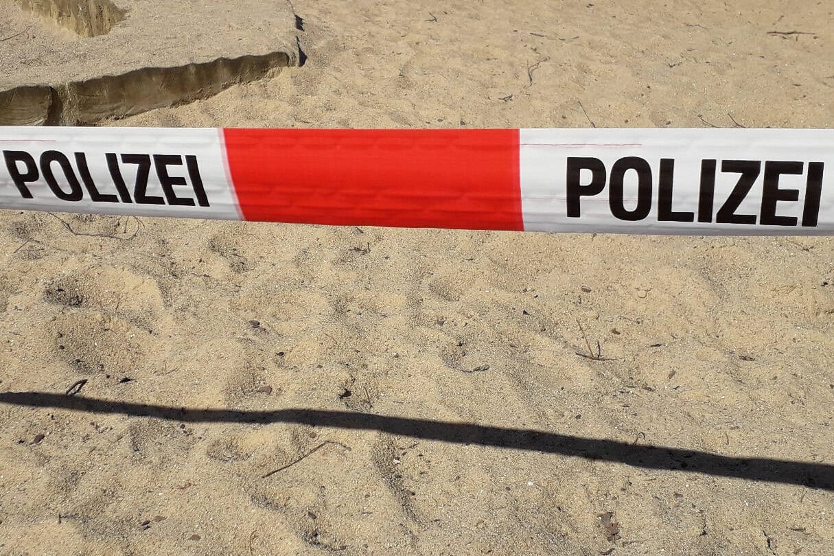 Absperrband der Polizei rund um einen Spielplatz: Die Polizei will verstärkt die Einhaltung der Coronavirus-Schutzvorgaben kontrollieren.