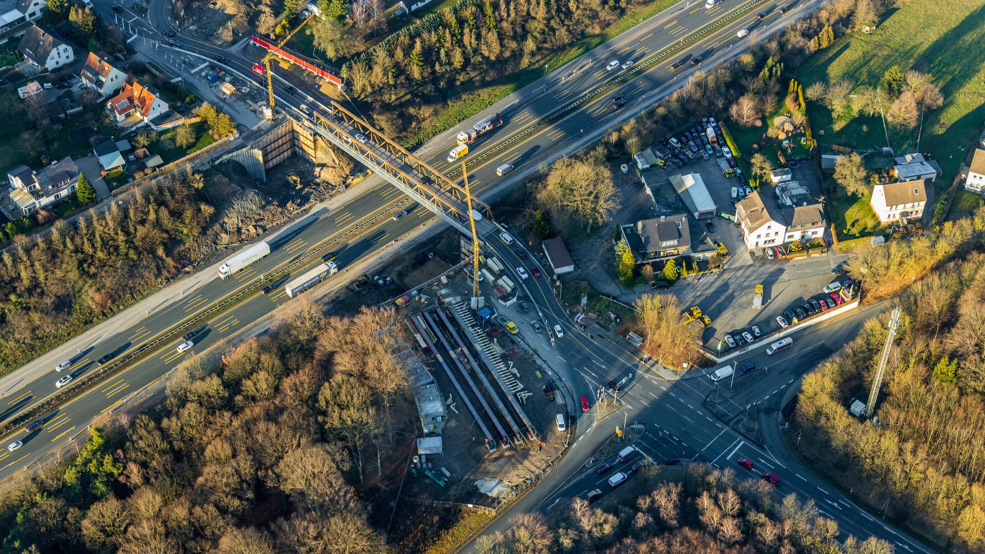 Baustelle der Brücke Eichholzstraße über die Autobahn A1: Auch dort wird am Wochenende gebaut.