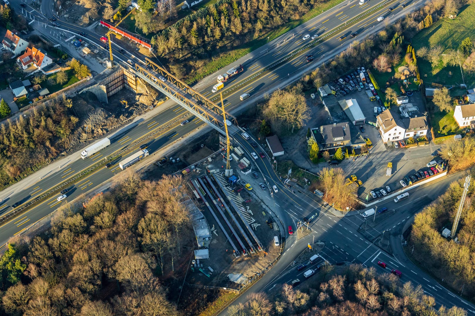 Baustelle der Brücke Eichholzstraße über die Autobahn A1: Auch dort wird am Wochenende gebaut.