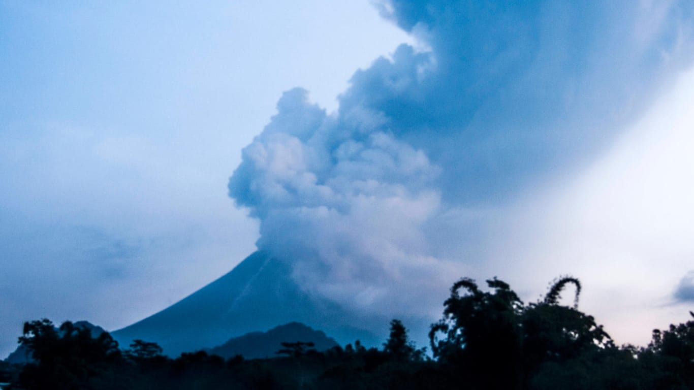 Indonesischer Vulkan Merapi: Die Aschewolke ist fünf Kilometer hoch.