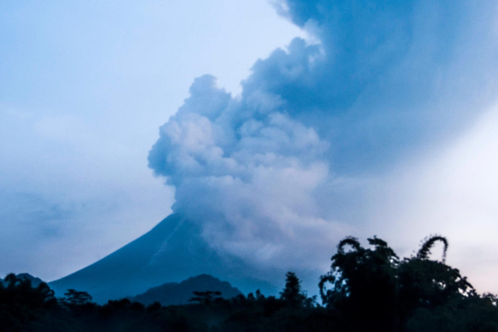 Indonesischer Vulkan Merapi: Die Aschewolke ist fünf Kilometer hoch.