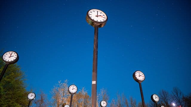 Die Sommerzeit kann beginnen: Die Uhren werden in der Nacht zu Sonntag um eine Stunde vorgstellt.