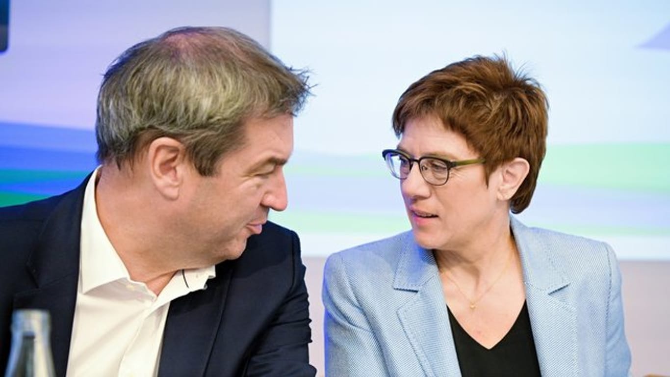 Annegret Kramp-Karrenbauer (CDU) im Gespräch mit Markus Söder (CSU).