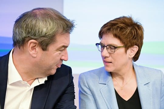 Annegret Kramp-Karrenbauer (CDU) im Gespräch mit Markus Söder (CSU).