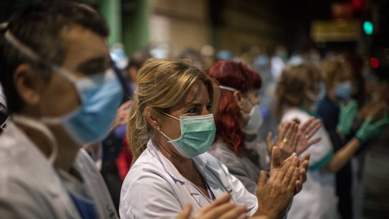 Das Gesundheitspersonal einer Klinik in Barcelona freut sich über die Unterstützung der Bürger.