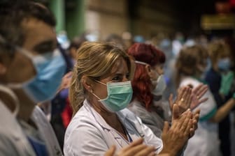 Das Gesundheitspersonal einer Klinik in Barcelona freut sich über die Unterstützung der Bürger.