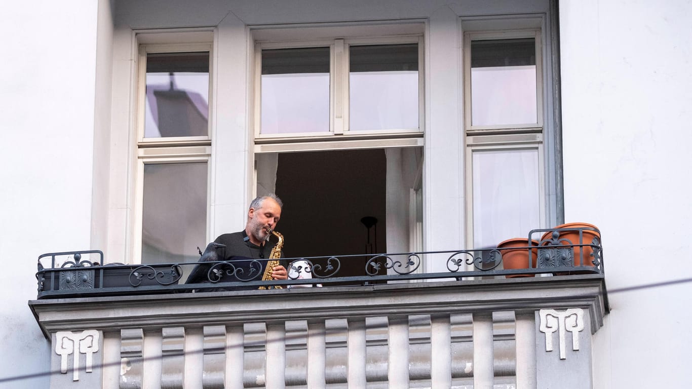 Ein Saxophonist spielt auf seinem Balkon: In Dortmund haben Musiker der Philharmoniker sich an ihre Fenster gestellt und musiziert.