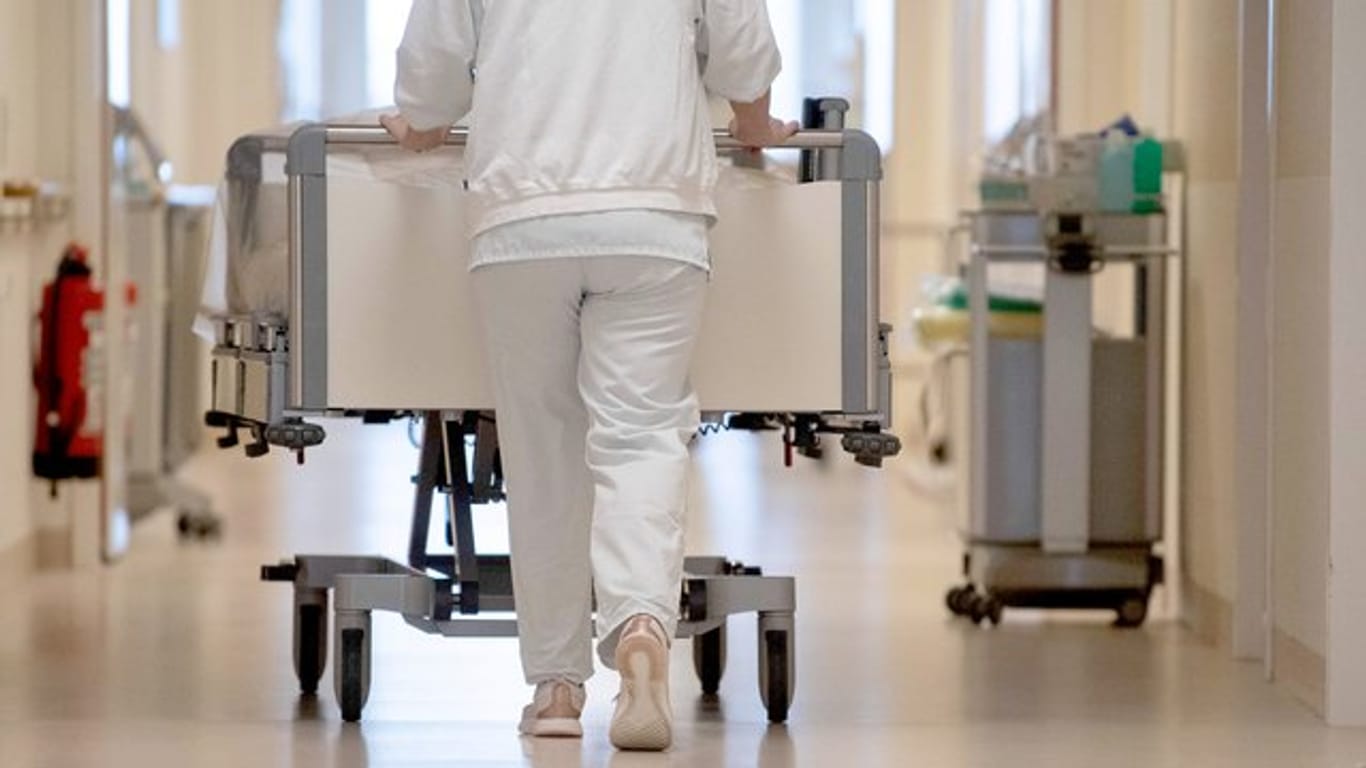 Angelernte Kräfte im Krankenhaus kommen ohne Sonderzahlungen auf 2763 Euro brutto im Monat.