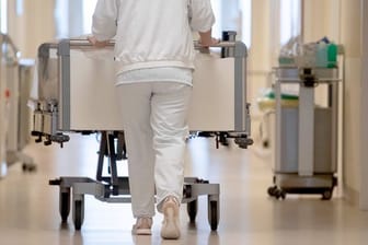 Angelernte Kräfte im Krankenhaus kommen ohne Sonderzahlungen auf 2763 Euro brutto im Monat.