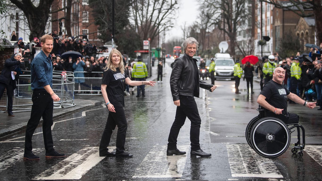 Hier stellen Prinz Harry und Jon Bon Jovi mit Mitgliedern des "Invictus Games Choir" das ikonische Cover vom Beatles-Album "Abbey Road" nach.