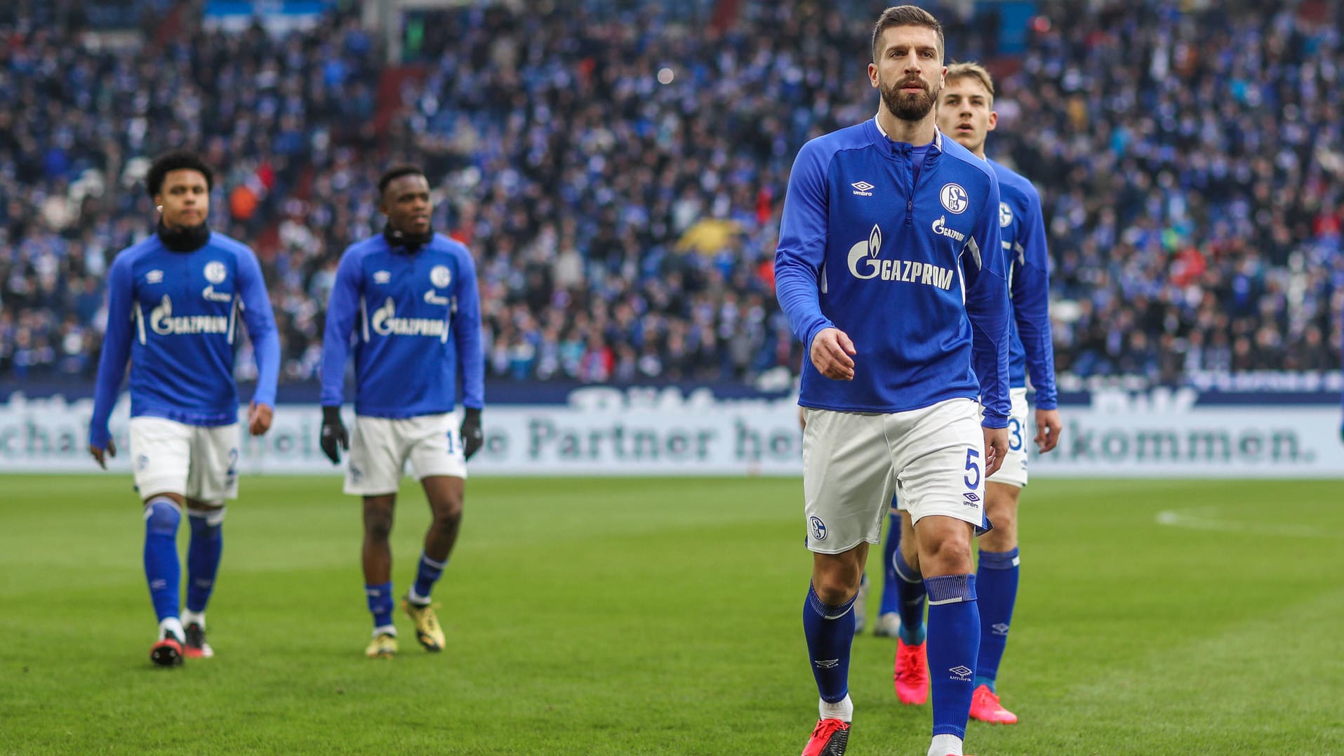 Schalke um Verteidiger Nastastic (r.): Die Königsblauen verzichten auf Gehalt. Schalke um Verteidiger Nastastic (r.): Die Königsblauen verzichten auf Gehalt.