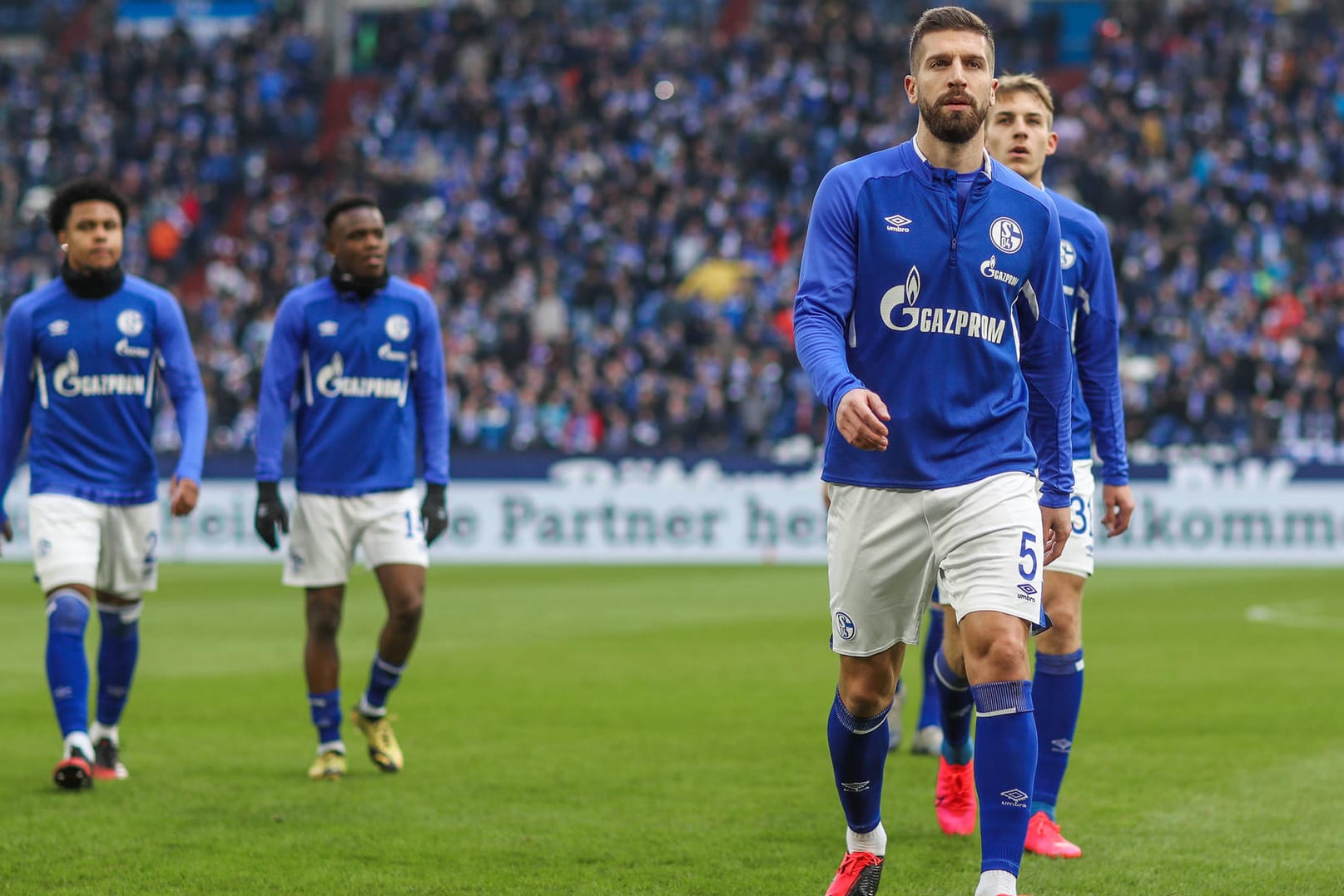 Schalke um Verteidiger Nastastic (r.): Die Königsblauen verzichten auf Gehalt.