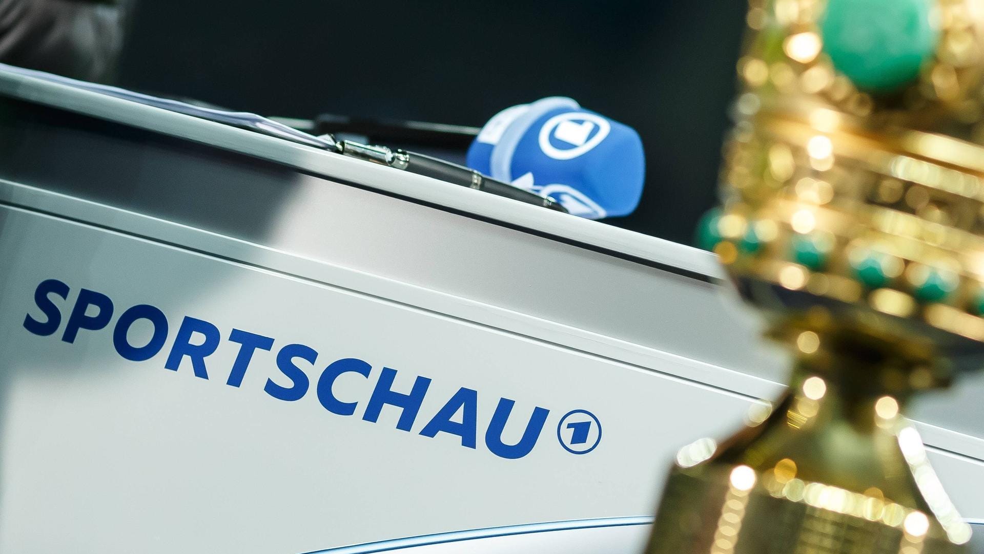 Sportschau bietet neues Programm an: Ab nun gibt es bei der ARD jeden Samstag ein besonderes Spiel der letzten Jahre zu sehen. Sportschau bietet neues Programm an: Ab nun gibt es bei der ARD jeden Samstag ein besonderes Spiel der letzten Jahre zu sehen.