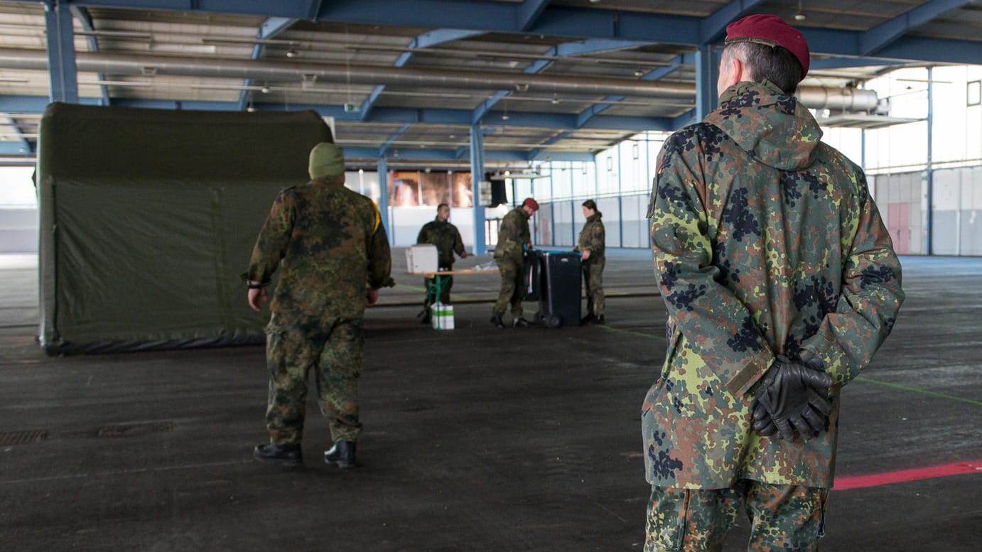 Die Bundeswehr hat in einer Halle der ehemaligen Saarbrücker Messe eine Drive-In-Corona-Teststation aufgebaut: Übernimmt die Truppe bald auch Aufgaben der Polizei?