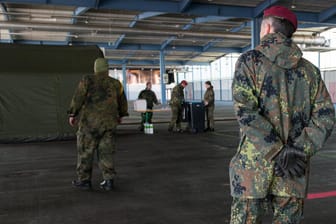 Die Bundeswehr hat in einer Halle der ehemaligen Saarbrücker Messe eine Drive-In-Corona-Teststation aufgebaut: Übernimmt die Truppe bald auch Aufgaben der Polizei?