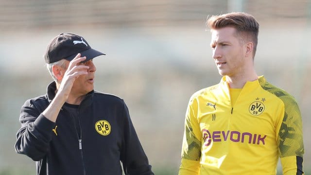 Marco Reus (r) verzichtet in der Corona-Krise auf Gehalt.