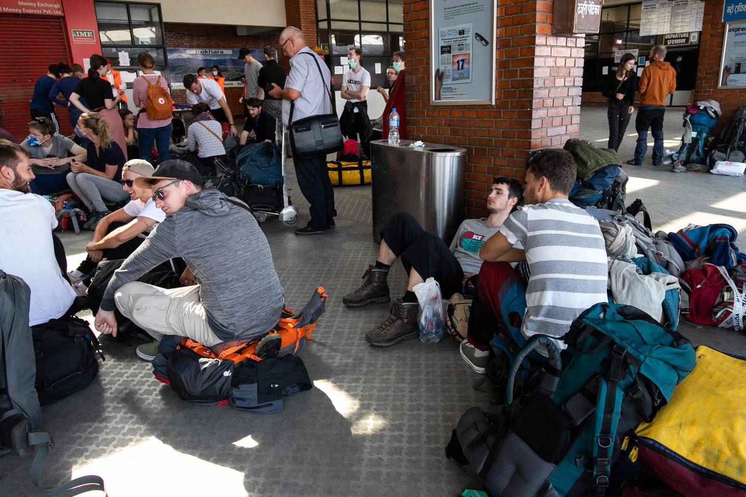 Deutsche Touristen warten in Nepal auf einen Heimflug: Aus Angst vor dem Virus kommt es zu Angriffen auf Europäer abseits des Kontinents. (Symbolfoto)