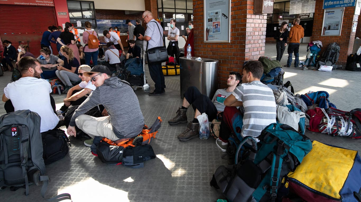 Deutsche Touristen warten in Nepal auf einen Heimflug: Aus Angst vor dem Virus kommt es zu Angriffen auf Europäer abseits des Kontinents. (Symbolfoto)