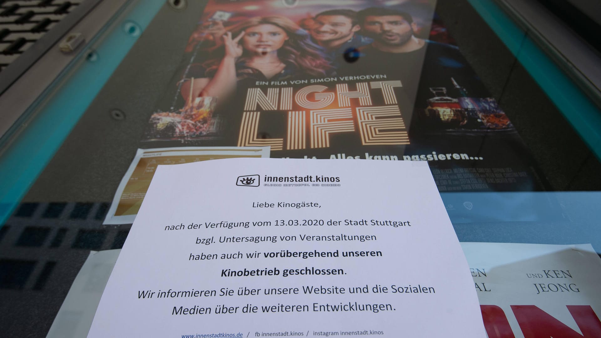 Das Coronavirus friert das öffentliche Leben ein: Aushänge wie in diesem Kino in Stuttgart sind Normalität geworden – wann der nächste Film über die Leinwand läuft, bleibt unklar.